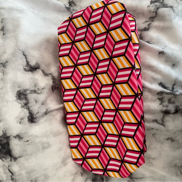 Clinique Pink Makeup Bag - Picture 4 of 4